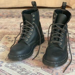 Dr. Martens monochrome black leather 1460 combat lace-up boot size 7 (EU 38)